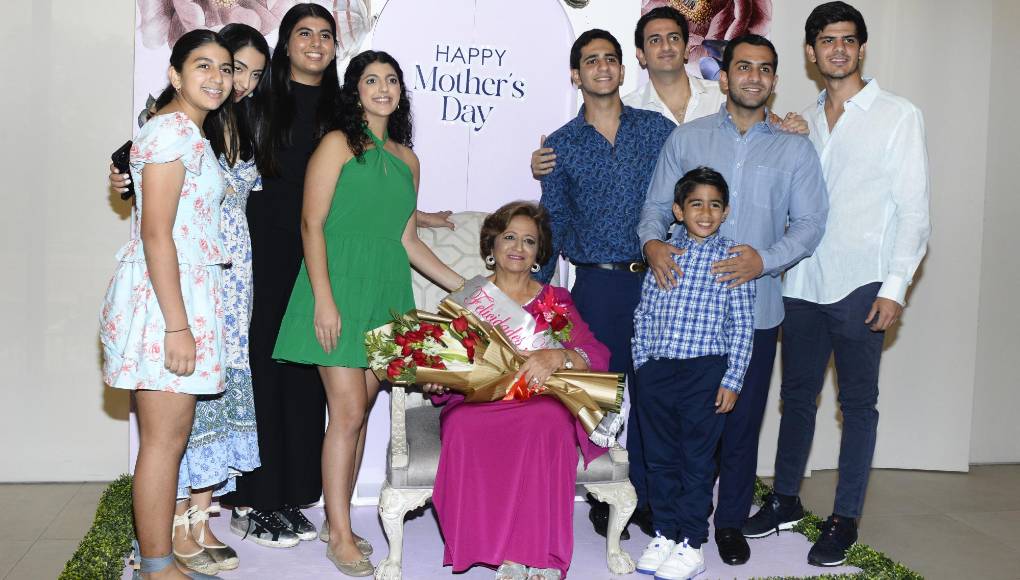 La honrada Mary fue agasajada con el reconocimiento como madre del año, incluyendo el acompañamiento de su familia, quienes, orgullosos, fueron parte de la ansiada tarde. 