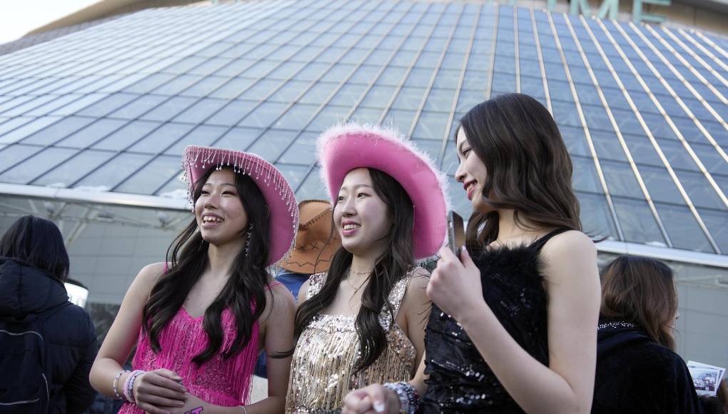 Después de su último concierto en Japón el sábado, la cantante volará directamente a Las Vegas para asistir a la Super Bowl, uno de los mayores acontecimientos anuales del calendario estadounidense y donde juega su novio Travis Kelce, estrella del Kansas City Chiefs.