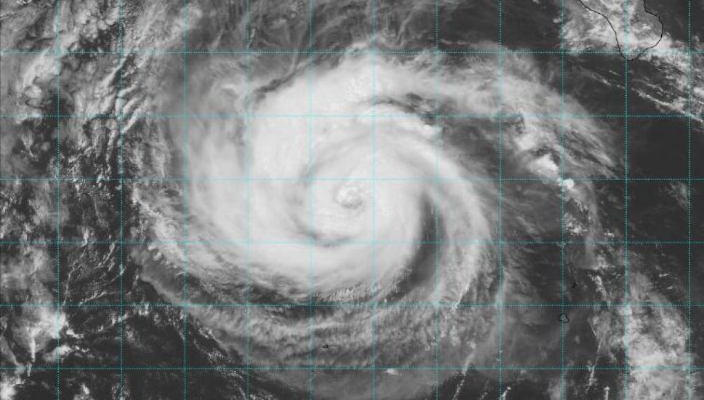 Howard se convierte en huracán de categoría 1 en el Pacífico mexicano