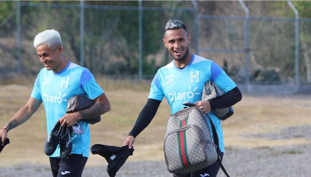 El lateral del Olimpia se mostró sonriente con su nuevo look con el pelo platino.