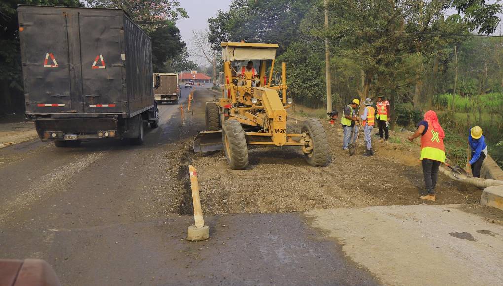 <b>Este tramo va del barrio Las Tejeras a la entrada a San Marcos. Hay trabajos de encofrado y terracería. Se hacen largas filas aquí también dado que solo hay un carril habilitado. El personal lo sincroniza para que avance en la medida de lo posible.</b>