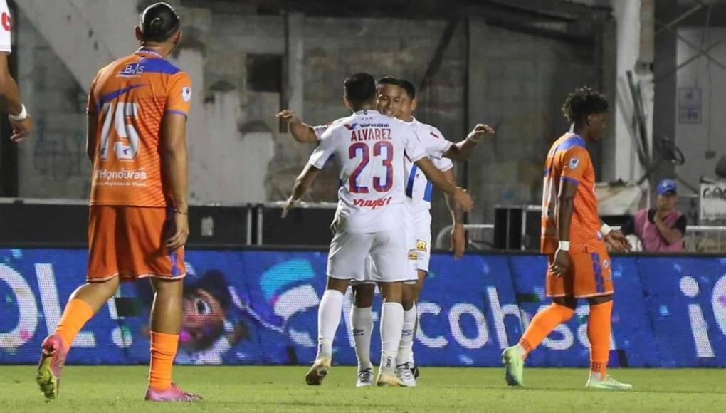 Edwin Rodríguez celebrando con sus compañeros el golazo que el marcó a los Lobos de la UPN.