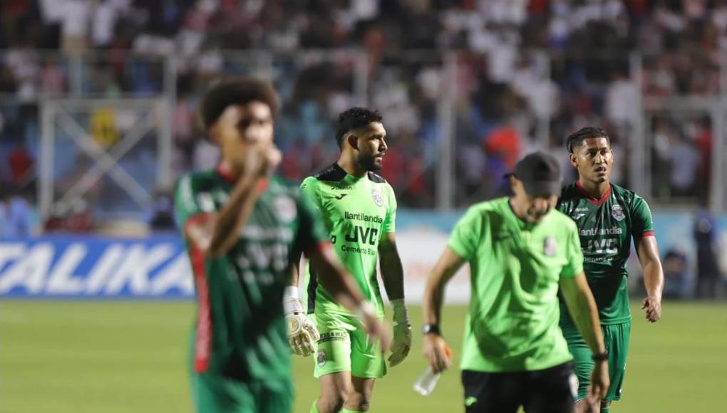 Los rostros tristes de los jugadores del Marathón por la derrota en la ida de la final contra el Olimpia.