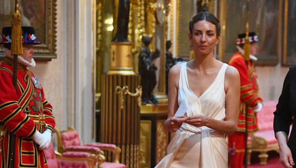 Hanbury fue vinculada con el príncipe de Gales en 2019, cuando medios británicos destaparon el supuesto romance de la marquesa con William mientras Kate estaba embarazada de su tercer hijo, el príncipe Louis. 