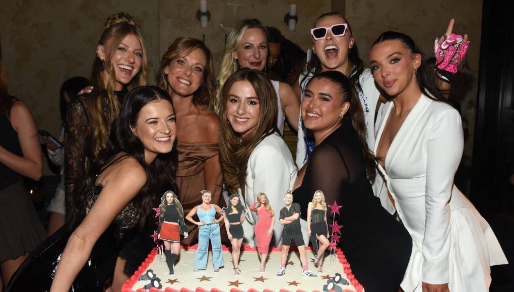 Además de su nuevo disco, Jojo Siwa se reencontró con sus ex compañeras Paige Hyland, Brooke Hyland, Kelly Hyland, Chloé Lukasiak, Christi Lukasiak, Kalani Hilliker y Kendall Vertes para el lanzamiento del especial "Dance Moms: The Reunion", estrenado el 1 de mayo en ET.El especial de dos horas inicia una nueva serie de la franquicia, Dance Moms: Epic Showdowns. Conducida por Christi Lukasiak, la novena temporada abarca 10 episodios.