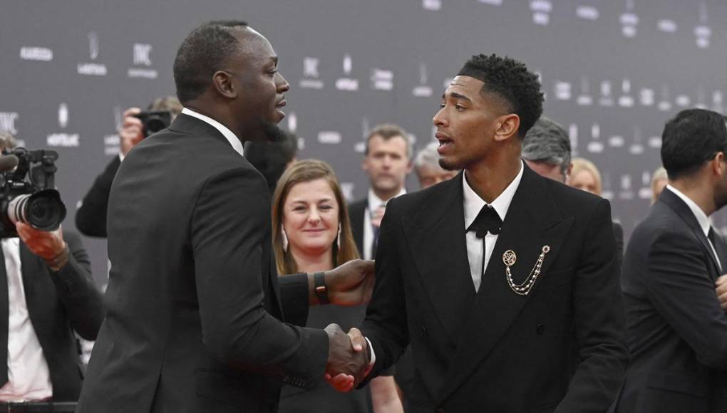 Usain Bolt y Jude Bellingham se saludan durante la gala de los Premios Laureus del Deporte Mundial.