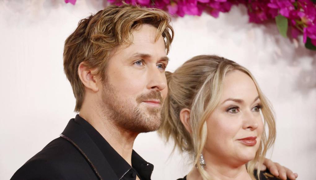 Ryan Gosling desfiló en la alfombra roja de los 96 premios Óscar acompañado con una misteriosa mujer, que después se confirmó se trataba de su hermana Mandi Gosling. 