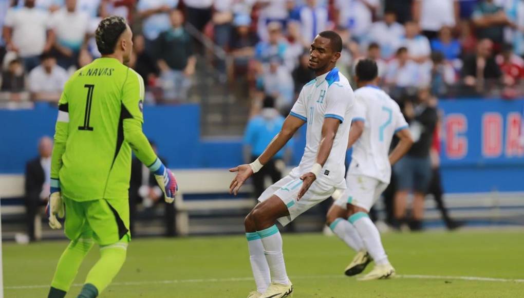 Jerry Bengtson - Le dio un buen pase a Chirinos en el gol y vio ahogado el festejo por una buena intervención de Keylor Navas, pero sus apariciones fueron muy esporádicas. Casi siempre perdió en los duelos con el implacable Francisco Calvo.