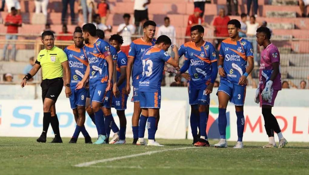 Los jugadores de la UPN le reclaman al árbitro Armando Castro por el penal que pitó a favor del Vida.