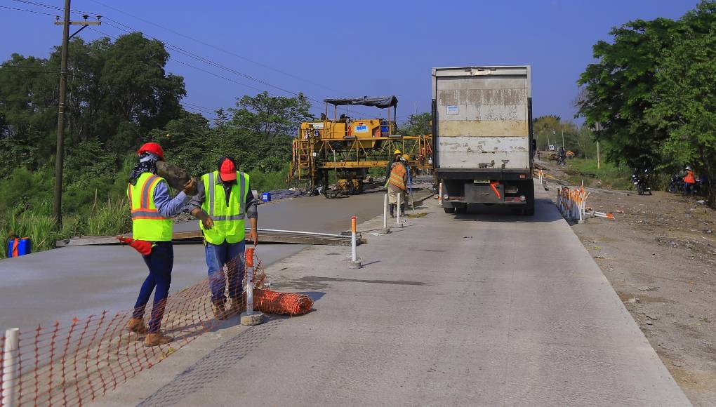 <b>En otra parte del trayecto de Callejones-La Entrada se pueden ver las maquinas vertiendo el concreto. Aquí hay al menos 17 kilómetros concluidos, y también hay otros tramos con solo un carril habilitado. Es allí donde se debe esperar a que le den paso para proseguir.</b>