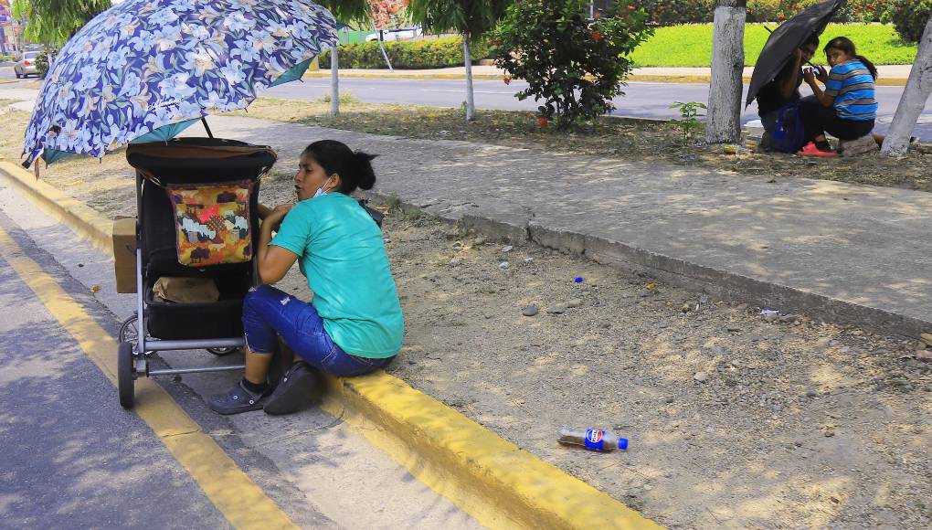 Las mujeres apelan a la bondad y empatía de los transeúntes y para esto utilizan a los menores.