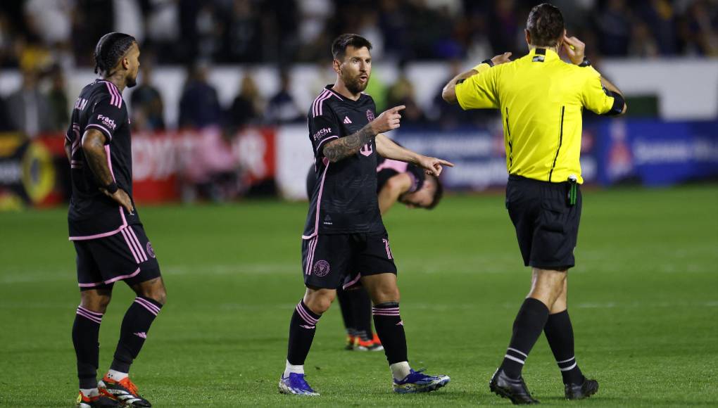 Era la segunda vez que Messi jugaba en ‘La Ciudad de las Estrellas’, después de enfrentarse a Los Angeles FC en septiembre del año pasado, y la afición latina acudió en masa a un partido para el que se colgó el cartel de ‘no hay billetes’.