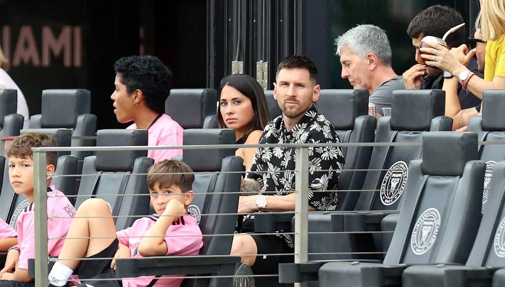 Messi presenció el partido vestido de calle desde su palco VIP junto a su familia. 