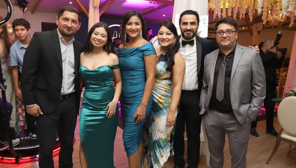 Jhony Cárcamo y Rosario Reyes unieron sus vidas en sagrado matrimonio, en un enlace nupcial celebrado en la Parroquia La Guadalupe de San Pedro Sula, con la compañía de familiares y amigos. Luego, disfrutaron de su recepción en el Restaurante Angeli Gardens, donde la música alegre y la fabulosa decoración vintage adornó el romántico festejo. En la foto: Josué Hernández, Sofía Mejía, Marisol Azcona, Melissa Romero, César Hernández y Zachary Abadíe 