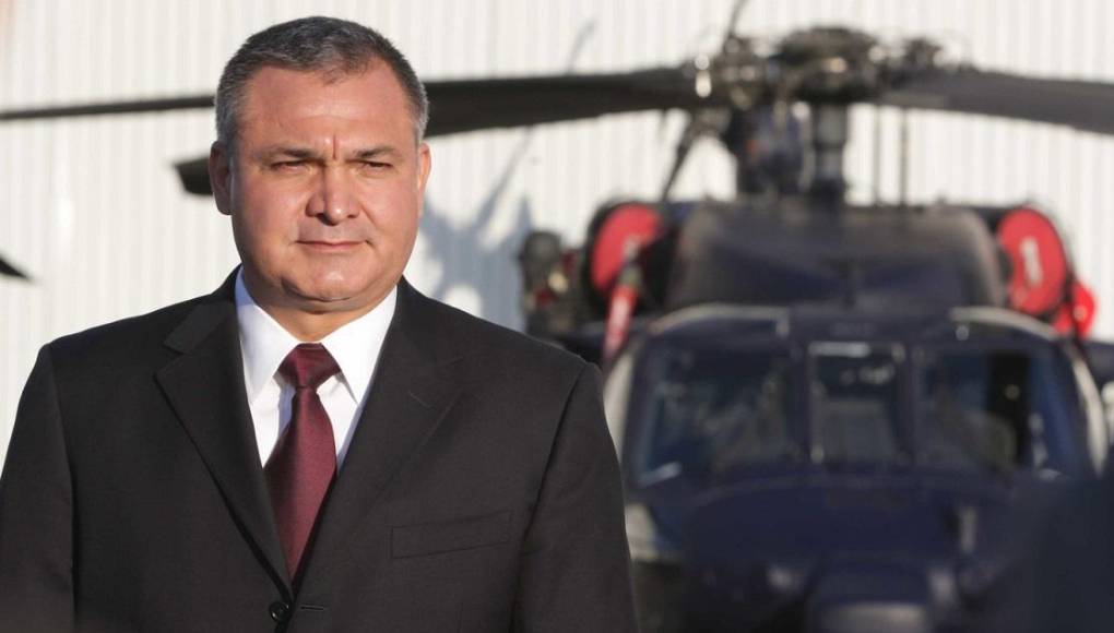 Acusado de aceptar millones de dólares en sobornos del cártel de Sinaloa a cambio de permitirles operar con impunidad y facilitar el tráfico de drogas, García Luna fue declarado culpable en febrero de 2023 de delitos de corrupción y narcotráfico.