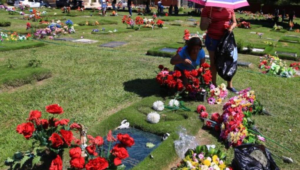 Hondureños visitan cementerios recordando a sus muertos