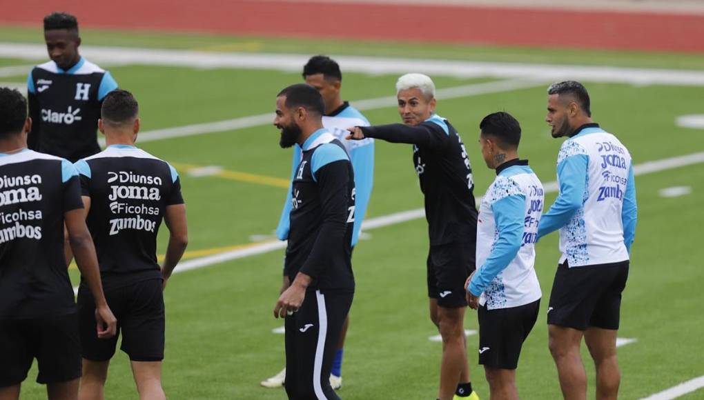 Andy Nájar, con nuevo look, le hicieron un pasillo ya que este día está de cumpleaños. Sus compañeros bromearon con él.