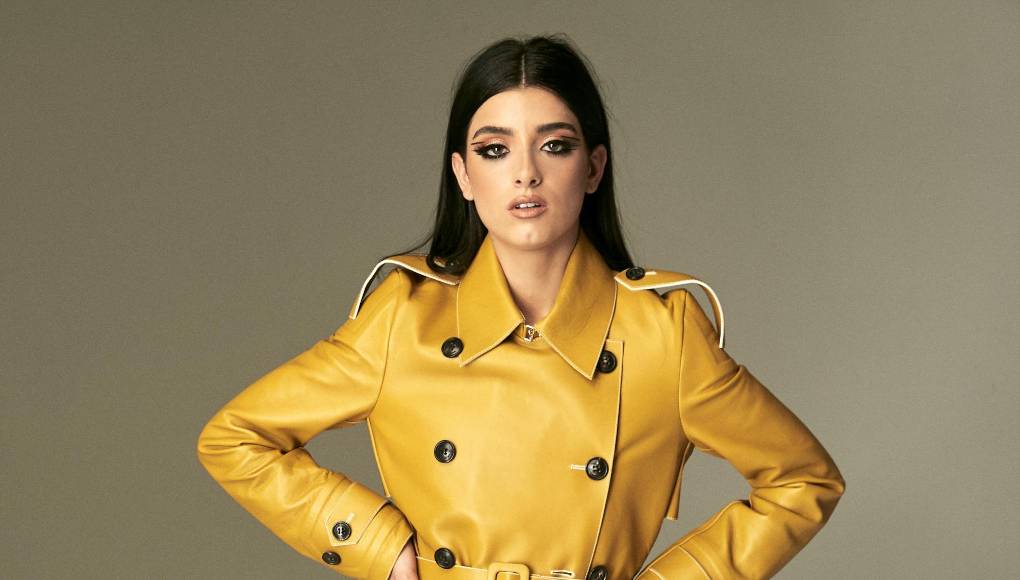 Dixie D’Amelio tiene 56, 3 millones de seguidores con un patrimonio neto estimado en $ 10 millones. Gana $30,000 por publicación.Es la hermana mayor de Charli D’Amelio, no se queda atrás en el éxito de TikTok. Ha firmado acuerdos, junto con su hermana, con la empresa de ropa Hollister y la empresa de maquillaje Morphe. Mientras su hermana Charli D’Amelio se concentra en el baile, Dixie trabaja en una carrera musical.Lanzó su primer sencillo, “Be Happy”, que superó a Kanye West el día de su lanzamiento. Aparece con Charli en “The D’Amelio Show” de Hulu, lo que la ayudó a alcanzar un patrimonio neto de 10 millones de dólares.