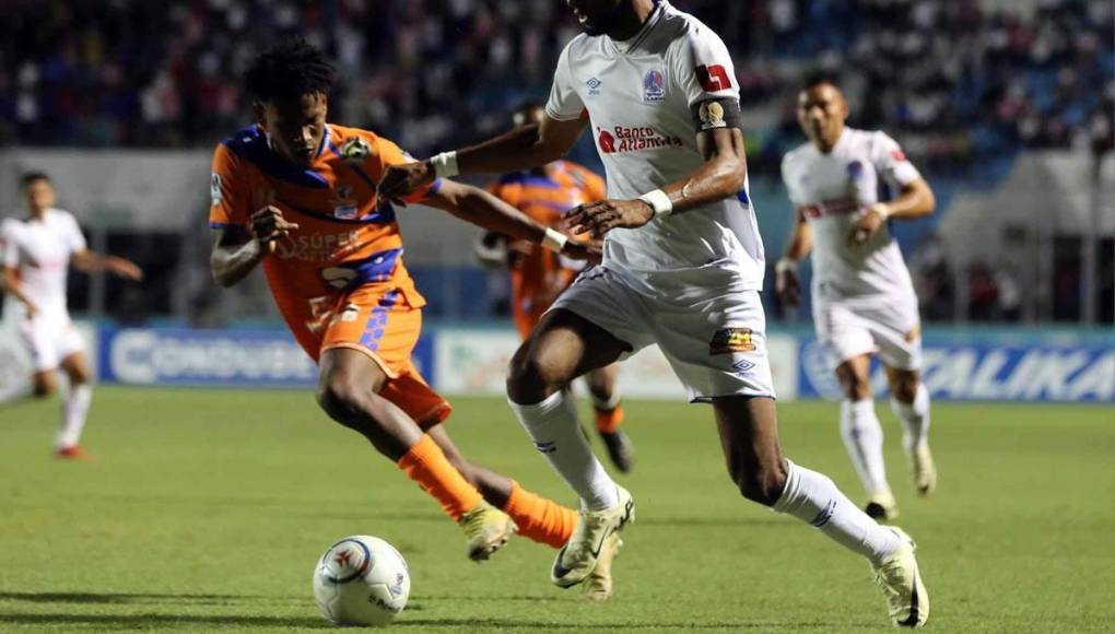 Jerry Bengtson conduce el balón ante la marca del joven Justin Ponce de la UPN.