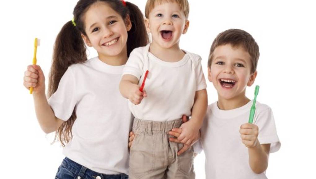 Enséñeles el hábito de la limpieza dental