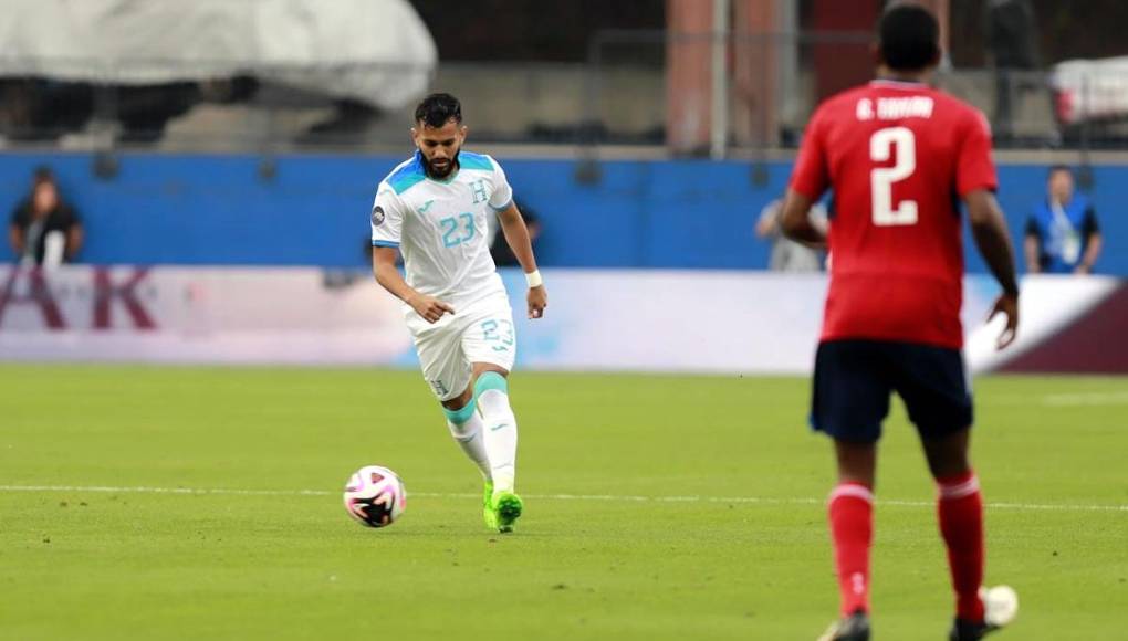 Jorge Álvarez - No estuvo nada fino. El volante creativo del Olimpia careció de su particular pase entre líneas hacia los atacantes y nunca mostró armonía en su sociedad con Deybi Flores. En el segundo tiempo fue reemplazado.
