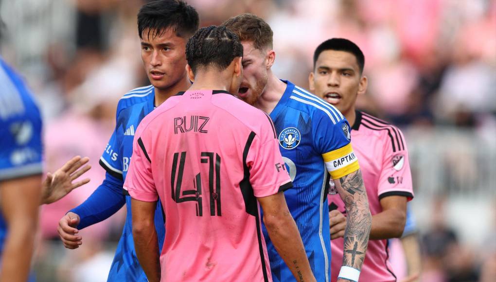 Las imágenes del picante cruce de David Ruiz con Joel Waterman del CF Montreal en la segunda parte del partido.