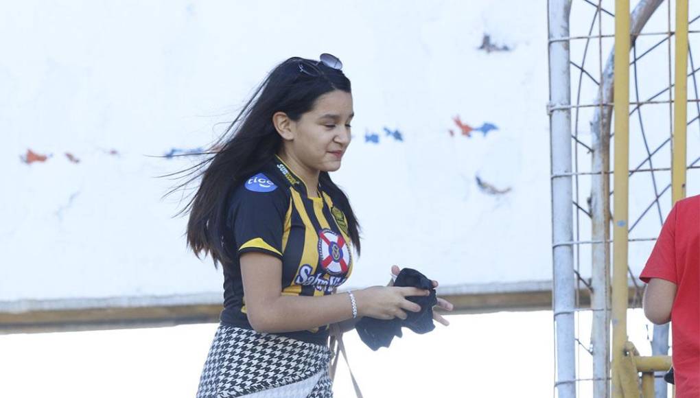 Una de las lindas jovencitas aficionadas del Real España que llegó al estadio Olímpico.