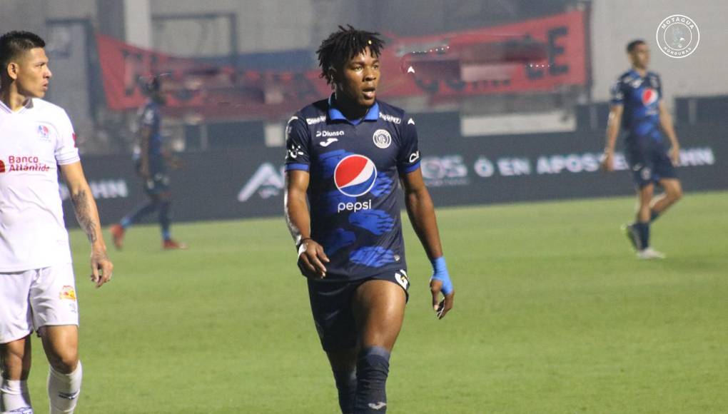 Yeison Mejía como el extremo izquierdo.