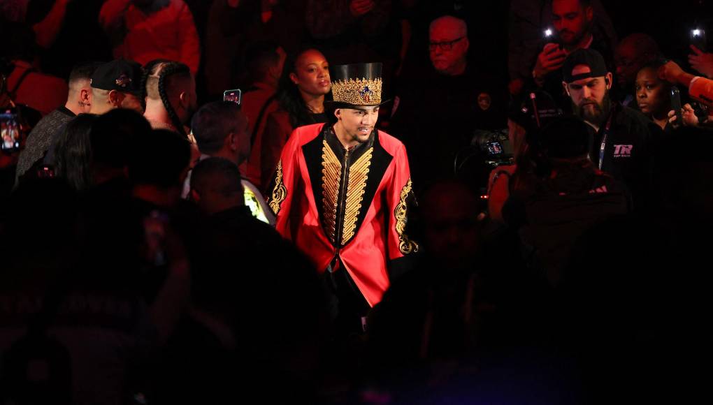  ¡Como un verdadero Showman! Luego fue el turno del boxeador estadounidense-hondureño Teófimo López, quien hizo una tremenda entrada al ring del Michelob Ultra Arena de Las Vegas, Estados Unidos previo al combate contra 