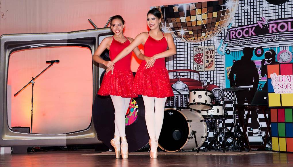 La directora Diana Sorto también se presento en un grandioso baile junto a la maestra Angeles Soriano.