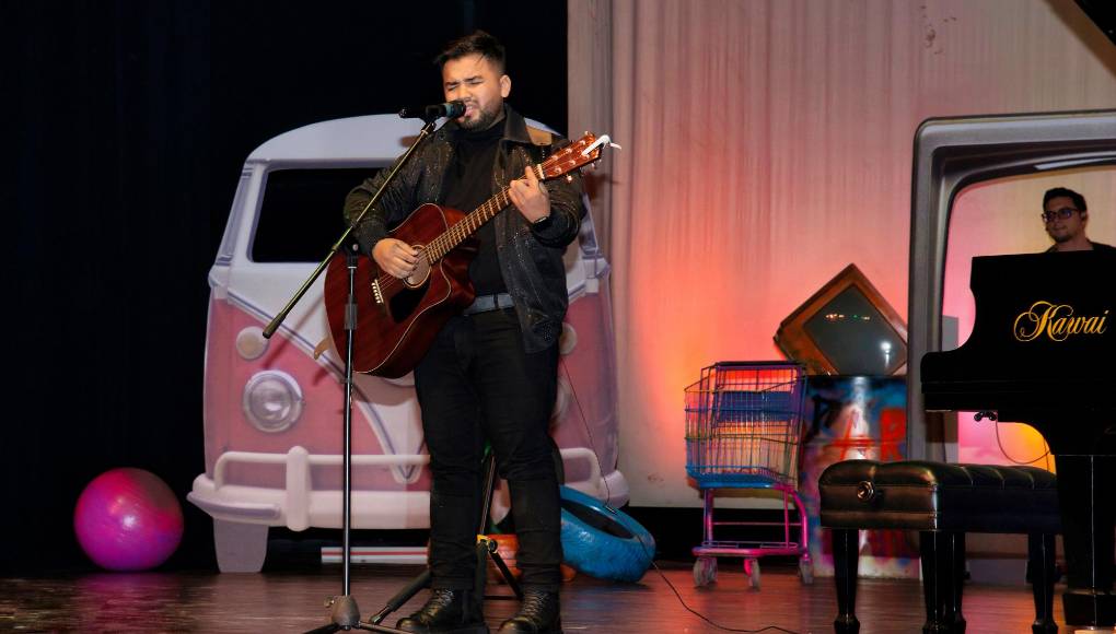 El director Alexis Luque durante su participación en un espectáculo musical.