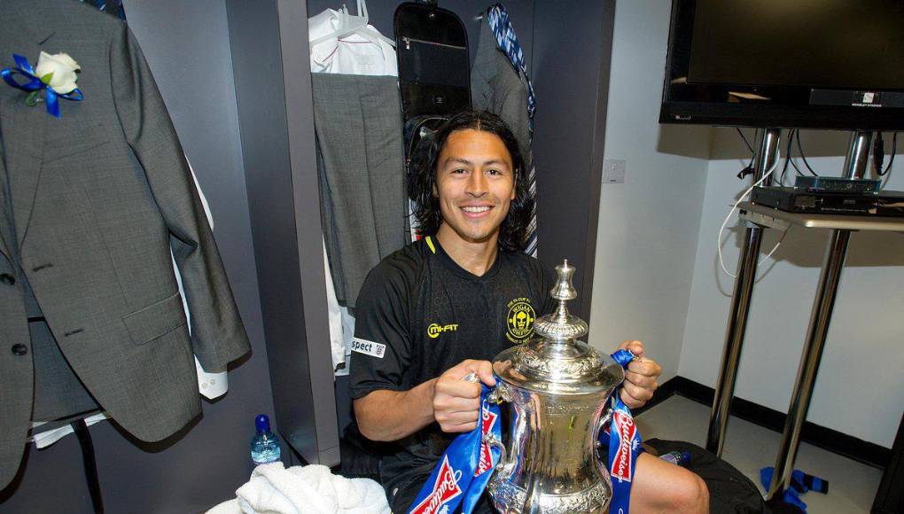 Roger Espinoza. Fue parte de la plantilla del Wigan que ganó la FA Cup de Inglaterra en la temporada 2012-13.