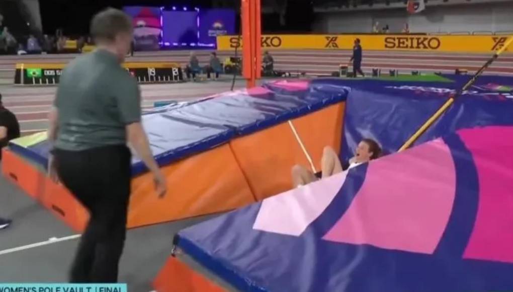 El intento resultó en una caída desafortunada hacia la caja de la pértiga, en lugar de hacia la colchoneta de aterrizaje.