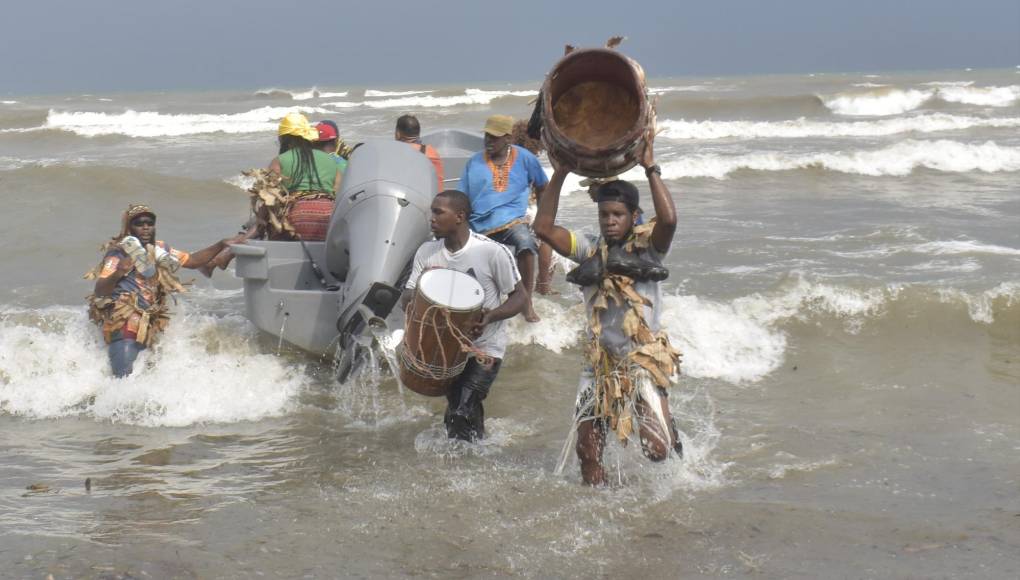 La recreación de su llegada es el acto que une a las comunidades garífunas de Honduras.