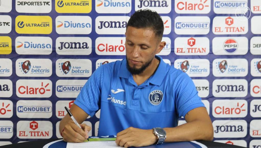 “Uno trabaja por mejores oportunidades y esta vez se me está dando a mi, trabajaré al máximo por Motagua”, dijo Óscar Padilla Discua en su presentación con el Ciclón tras firmar contrato de un año. “Mi tío (Carlos ‘Chino’ Discua) dejó un gran legado en Motagua, los aficionados aún lo recuerdan, vamos a seguir que el apellido Discua siga brillando en Motagua”, añadió.