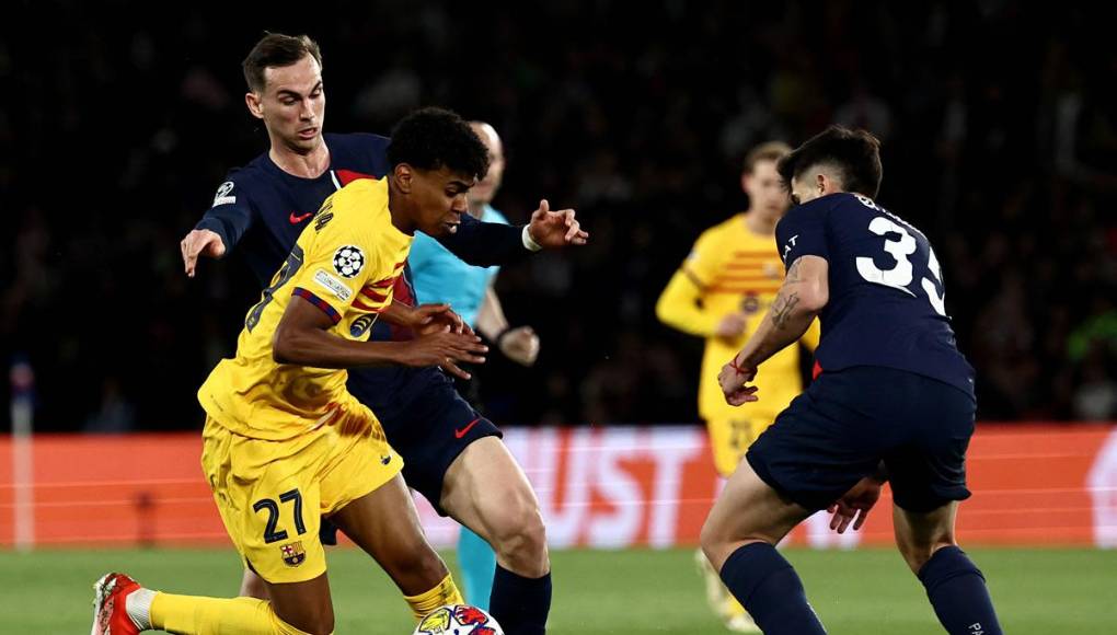 Lamine Yamal buscó generar peligro en el campo del PSG por la banda derecha. La defensa del PSG tuvo problemas.