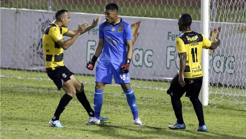 Onan Rodríguez celebró de manera eufórica el penal fallado por Marcelo Canales.