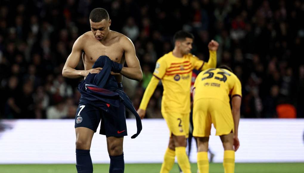 Fue tanto el enojo de Mbappé en el partido que al medio tiempo se quitó la camiseta con cara de frustración.