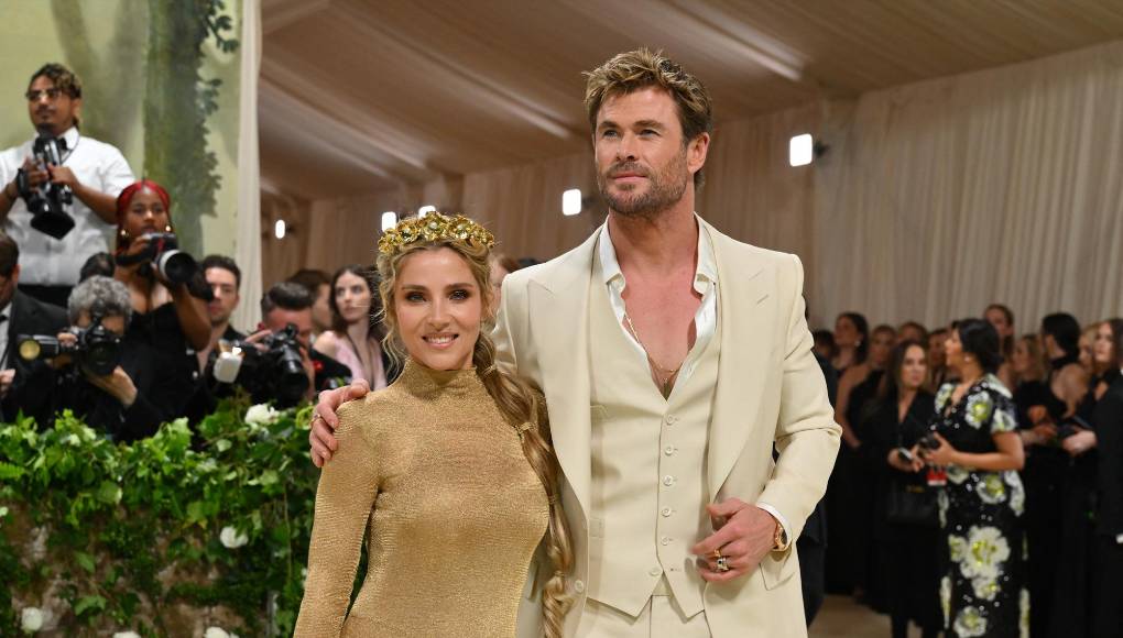 Elsa Pataky y Chris Hemsworth: La pareja deslumbró en la alfombra roja con atuendos en tonos dorados y crema. Chris Hemsworth, uno de los coanfitriones de la noche, lució tan elegante como siempre, mientras que Elsa Pataky brilló con su vestido dorado.