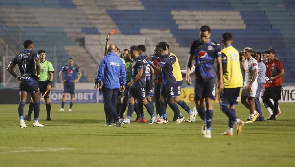 Al final del partido, jugadores de Motagua mostraron su frustracción con el árbitro Saíd Martínez, que sacó una tarjeta roja.