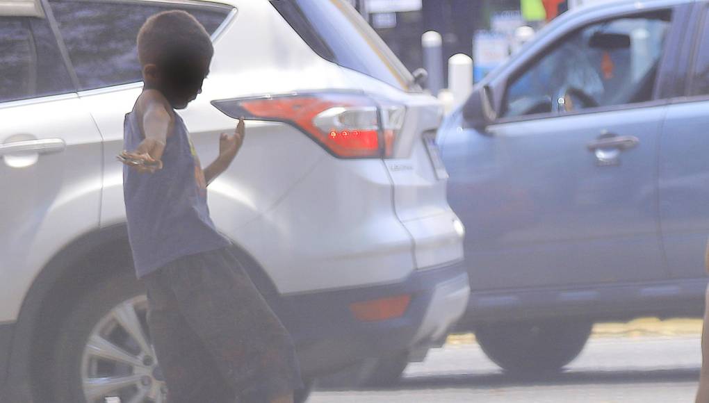 ”Me regala un lempira”, dicen algunos a través de las ventanas de los vehículos, otros solo piden “para comer”.