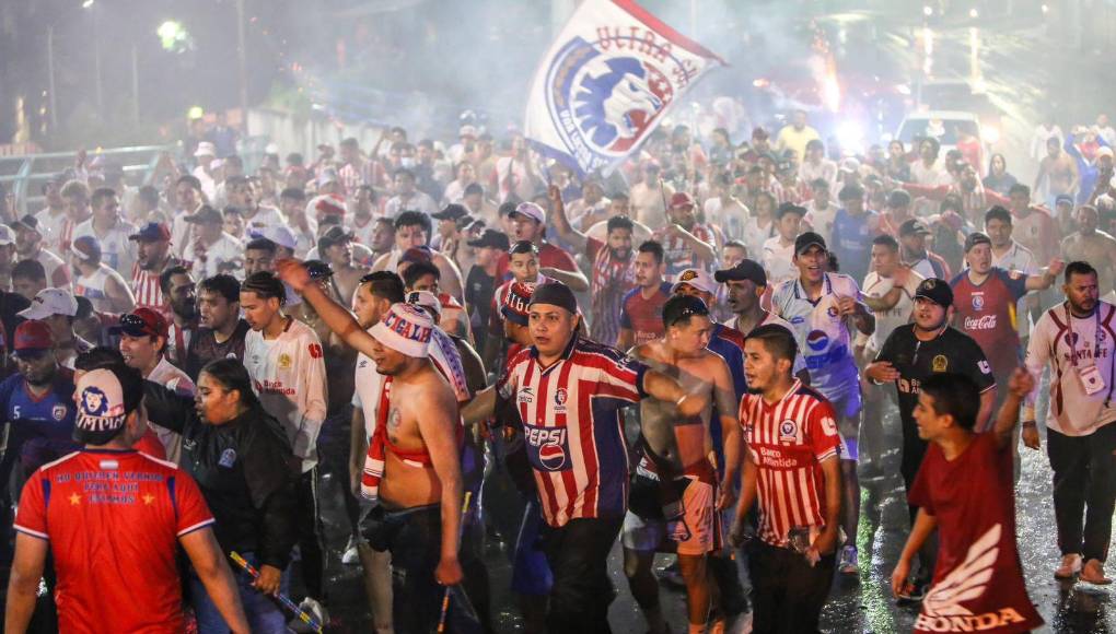 Sensacional caminata de la ULTRA FIEL a falta de una hora para el pitazo inicial en el Nacional.