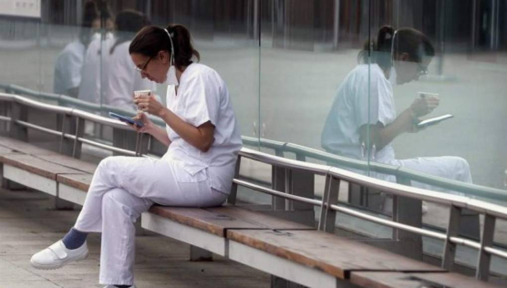 España registra 864 nuevas muertes por coronavirus, su cifra máxima diaria