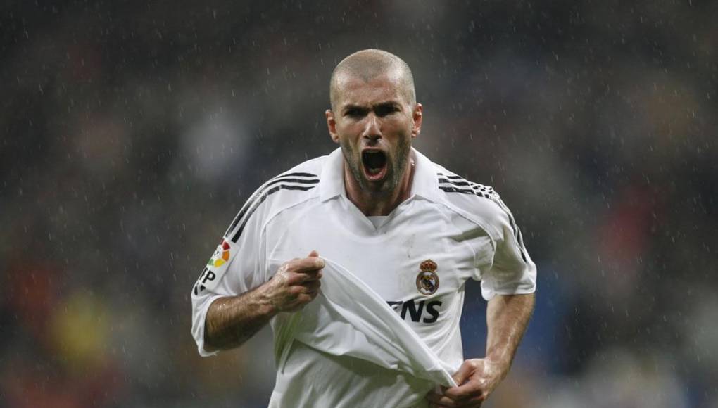Zinedine Zidane - El francés se metió en el 11 ideal histórico que nombró Ronaldo al Daily Mail Sport.