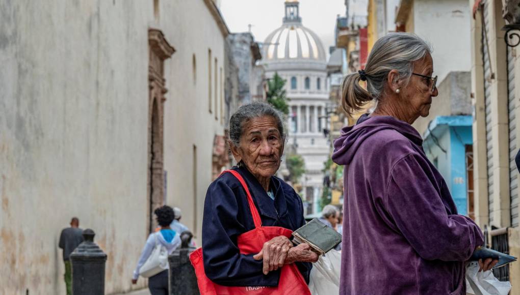 La escasez de alimentos y los largos apagones que afectan a Cuba agudizan la crisis que atraviesa el país y han desatado masivas protestas en los últimos días.