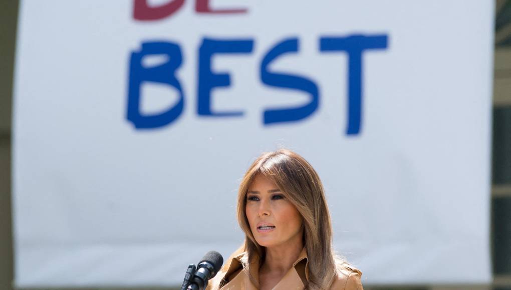  Melania Trump recibió duras críticas por sus viajes como primera dama, como cuando visitó a niños inmigrantes en la frontera con México, o el lanzamiento de determinadas iniciativas. 