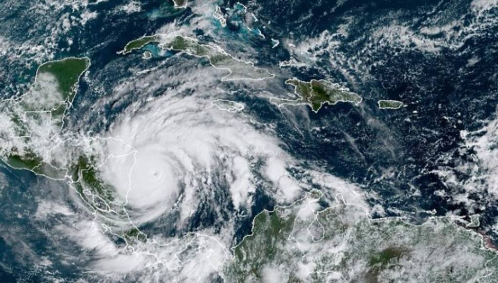 El Salvador declara alerta roja por el huracán Iota