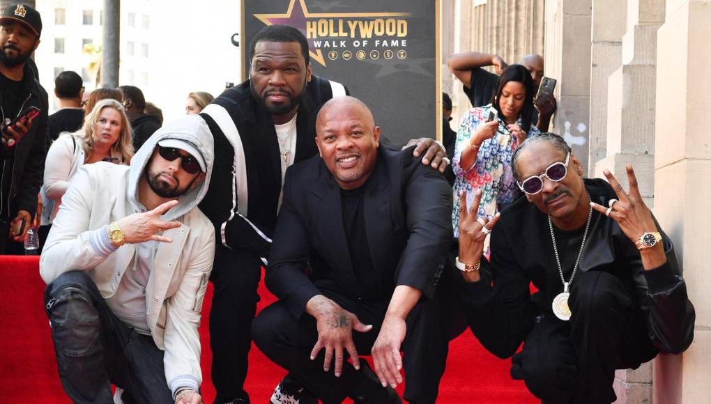 Los raperos Eminem, 50 Cent, y Snoop Dogg no dudaron en posar junto a su mentor.