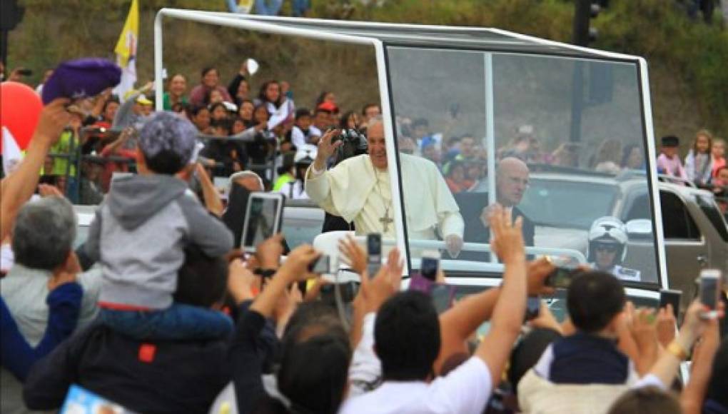Multitud de fieles espera misa campal del papa Francisco en Guayaquil