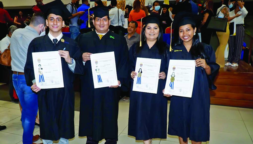 Daniel Ramírez, Jorge Lanza, Tesla Alcerro y Marina Estefany Vásquez posan con sus títulos de periodista.